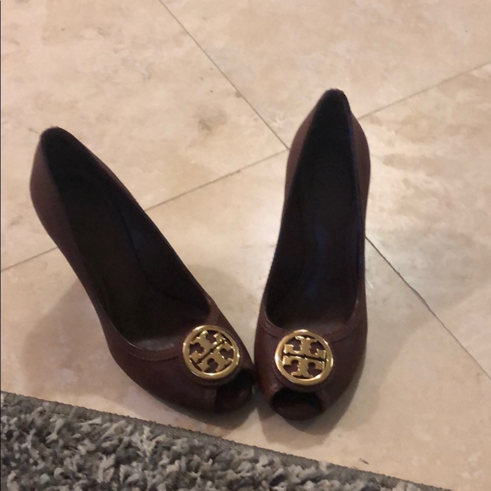 Dark brown wedges